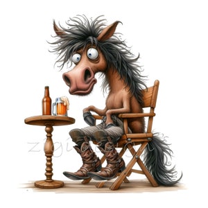 Op de afbeelding: Een bruin paard met een wilde manen zit op een houten regisseursstoel, met een flesje bier en een glas bier in de hand. Het paard draagt cowboylaarzen en een spijkerbroek. Het paard zit aan een kleine houten tafel met een flesje bier erop.