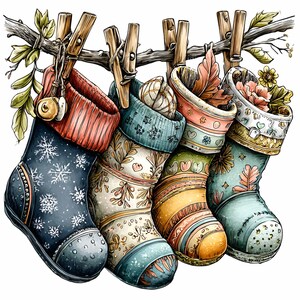 Peut inclure: Quatre bas de Noël décoratifs suspendus à une branche en bois avec des pinces à linge. Les bas présentent divers motifs, notamment des flocons de neige, des motifs floraux et des rayures, dans des tons de bleu, de rouge et d'or. Chaque bas est rempli d'éléments décoratifs.