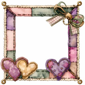 Op de afbeelding: Een vierkant fotolijstje in patchwork-stijl in pastelkleuren, met drie hartvormige versieringen. Het frame heeft roze, groene en paarse stoffen vierkanten, een decoratieve strik en goudkleurige hoekaccenten. De harten zijn in tinten paars en bruin.
