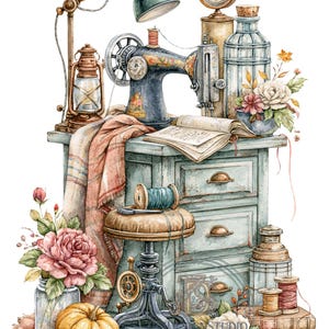Può includere: Un'illustrazione ad acquerello raffigurante una macchina da cucire vintage su un mobile in legno, accompagnata da una lampada da scrivania, un orologio, un libro aperto, un rocchetto di filo, una zucca, fiori e libri impilati.