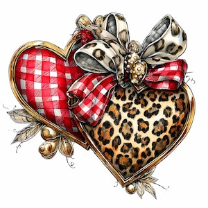 Puede incluir: Dos adornos en forma de corazón con ribete dorado. Un corazón tiene un patrón de cuadros rojos y blancos, el otro un estampado de leopardo. Un lazo con estampados de leopardo y cuadros rojos adorna los corazones, con detalles dorados decorativos y hojas.