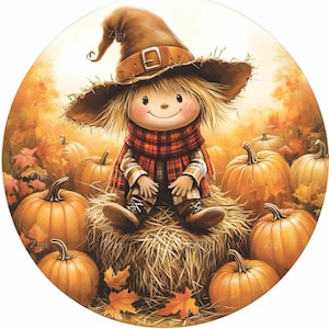 Puede incluir: Un espantapájaros sonriente que lleva un sombrero de bruja marrón y una bufanda de cuadros rojos y negros está sentado en una pila de heno rodeado de calabazas naranjas.