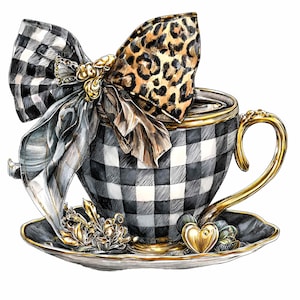 Può includere: Un set decorativo di tazza e piattino con un motivo a quadri bianchi e neri. La tazza ha un manico e un bordo dorati ed è adornata da un fiocco con stampa leopardata e un abbellimento dorato. Un cuore d'oro e accenti floreali completano il design.