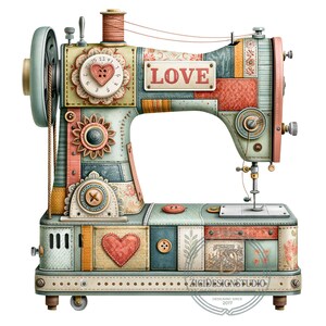 Puede incluir: Una máquina de coser con diseño de patchwork en tonos apagados de azul, naranja y crema. La máquina muestra la palabra LOVE en una placa rectangular, un botón en forma de corazón, patrones florales y varias texturas cosidas.
