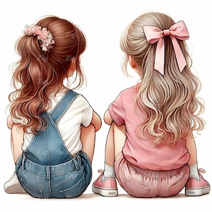 Op de afbeelding: Twee meisjes met lang, krullend haar zitten rug aan rug. Het meisje links draagt een wit shirt en een blauwe overall. Het meisje rechts draagt een roze shirt en een roze broek. Beide meisjes hebben roze strikken in hun haar.