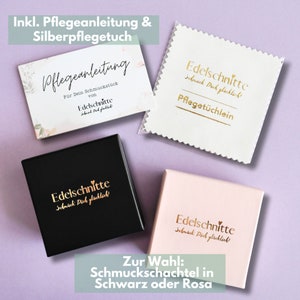 K&ouml;nnte beinhalten: Ein Set aus vier Schachteln mit dem Text "Edelschnitte" und dem Spruch "Schmack Dich gl&uuml;cklich!" in goldener Schrift. Die Schachteln sind schwarz, wei&szlig; und rosa. Der Text "Zur Wahl: Schmuckschachtel in Schwarz oder Rosa" befindet sich am unteren Rand des Bildes.