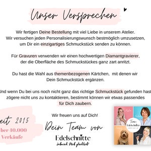 K&ouml;nnte beinhalten: Eine rosa-wei&szlig;e Grafik mit dem Text "Unser Versprechen" und einem Herzsymbol. Der Text darunter beschreibt das Engagement des Unternehmens f&uuml;r personalisierten Schmuck und Kundenservice. Der Text enth&auml;lt die Phrasen "Seit 2015" und "&Uuml;ber 40.000 Verk&auml;ufe". Die Grafik zeigt auch ein Foto von drei Frauen und einem Hund.