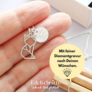 K&ouml;nnte beinhalten: Silberne Halskette mit einem geometrischen Fuchs-Anh&auml;nger und einem runden Anh&auml;nger mit dem Text "Schlau Fuchs Lena". Der Anh&auml;nger ist mit einem Diamanten-Symbol und dem Text "Mit feiner Diamantgravur nach Deinen W&uuml;nschen." graviert.