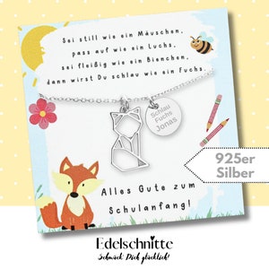 K&ouml;nnte beinhalten: Eine silberne Halskette mit einem Fuchs-Anh&auml;nger und einem runden Anh&auml;nger mit der Aufschrift "Schlau Fuchs Jonas". Die Halskette liegt auf einer wei&szlig;en Karte mit dem Text "Sei still wie ein M&auml;uschen, pass auf wie ein Luchs. Sei flei&szlig;ig wie ein Bienchen, dann wirst Du schlau wie ein Fuchs. Alles Gute zum Schulanfang! Edelschnitte Schm&uuml;ck Dich gl&uuml;cklich! 925er Silber".