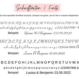 K&ouml;nnte beinhalten: Drei verschiedene Schriftstile f&uuml;r Namen und Daten. Die erste Schriftart ist eine kursive Schrift, die zweite ist eine l&auml;ssigere Schrift und die dritte ist eine formellere Schrift. Jeder Schriftstil wird mit dem Alphabet, Zahlen und Symbolen gezeigt. Der Beispieltext f&uuml;r jeden Schriftstil ist "Louisa & Benjamin 23.09.2022".
