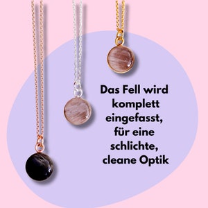 Op de afbeelding: Drie kettingen met verschillende gekleurde kettingen en ronde hangers. De hangers zijn gemaakt van een doorschijnend materiaal met een subtiel patroon. De tekst op de afbeelding luidt "Das Fell wird komplett eingefasst, f&uuml;r eine schlichte, cleane Optik".