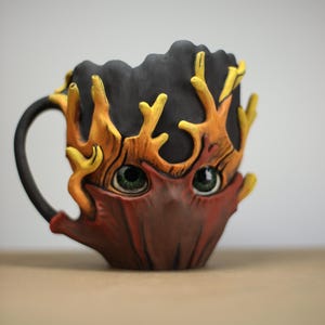 Peut inclure: Ensemble de trois tasses en céramique avec une finition mate et mouchetée. Chaque tasse présente une couleur différente : bleu clair, crème et gris. Les tasses ont un design simple et moderne avec une anse confortable.
