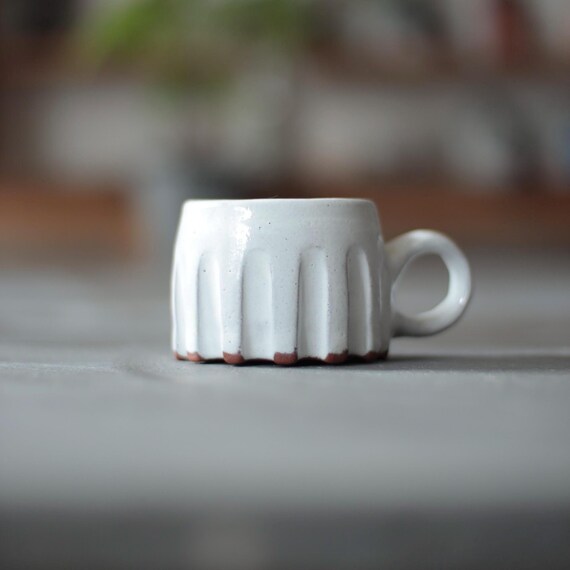 Weiße Keramik Tasse. 125 ml