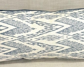 Funda de almohada China Seas Raffles en azul y blanco, 30 x 56 cm