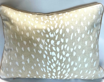 Funda de almohada con estampado de antílope Vern Yip de Fabricut-Trend en color gris paloma