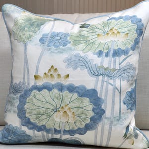 Cowtan and tout TREASURE FLOWER LINEN azure Pillow cover