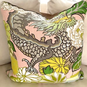 Funda de almohada con el dragón de Chiang Mai de F. Schumacher en color rubor