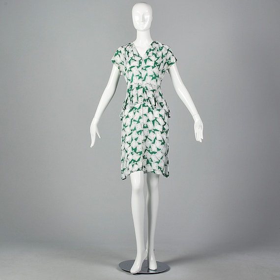 XS 1940s Novelty Print Dress 40s Rayon Dress Pepl… - image 3