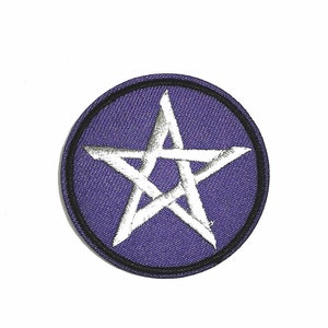 Könnte beinhalten: Ein runder Aufnäher mit einem weißen, gestickten Pentagramm auf lila Hintergrund. Der Aufnäher hat einen schwarzen Rand. Das Design ist zentriert und eignet sich für Kleidung oder Accessoires.