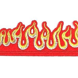 Könnte beinhalten: Gestickter roter Flammenaufnäher mit gelben und weißen Akzenten. Der Aufnäher hat eine rechteckige Basis mit aufsteigenden Flammen. Geeignet für Jacken, Taschen oder andere Kleidungsstücke.