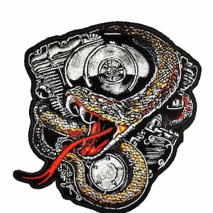 以下が含まれることがあります： オートバイのエンジンに巻き付いたヘビを描いた刺繍パッチ。ヘビは黄色、オレンジ、赤色の鱗を持ち、赤い舌が出ています。エンジンは黒とシルバーで詳細に描かれており、複雑な機械部品があります。