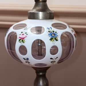 Münze Punkt Tischlampe Handbemalte ummantelte Weiß über Amethyst Boho Glas Böhmische Nachttischlampe wie Fenton aber besser
