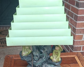 Lámpara de mesa vintage de estilo moderno de mediados de siglo (MCM) de yeso con pantalla metálica geométrica verde. Excelente estado.