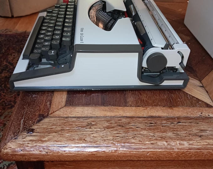 Vintage Olympia Carina Manual Typewriter Made in Yugoslavia QWERTY Keyboard Barely Used
