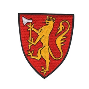 Könnte beinhalten: Ein roter gestickter Aufnäher mit einem goldenen Löwen, der eine Axt hält. Der Löwe steht auf seinen Hinterbeinen und trägt eine Krone. Der Aufnäher hat die Form eines Schildes.