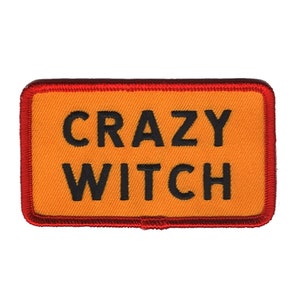 Könnte beinhalten: Orangefarbener und roter gestickter Aufnäher mit dem Text "CRAZY WITCH" in Schwarz.