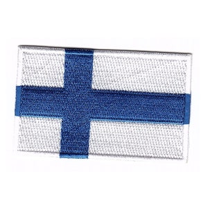 Op de afbeelding: Een geborduurde patch met de vlag van Finland. De vlag heeft een witte achtergrond met een blauw kruis dat zich uitstrekt tot aan de randen van de patch.