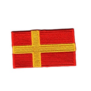 Può includere: Toppa ricamata con sfondo rettangolare rosso e design a croce gialla. La toppa ha un aspetto strutturato, con la croce che si estende fino ai bordi dello sfondo rosso. Adatta per abbigliamento o accessori.