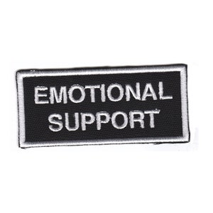 以下が含まれることがあります： 「Emotional Support」と白く刺繍された黒いパッチ