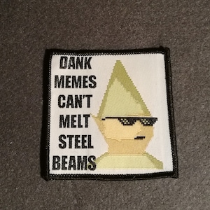 Może przedstawiać: Kwadratowa naszywka z czarną obwódką przedstawiająca pikselowy wizerunek postaci w okularach przeciwsłonecznych i zielonym kapeluszu. Tekst "DANK MEMES CAN'T MELT STEEL BEAMS" jest wydrukowany czarnymi literami.