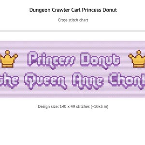 Könnte beinhalten: Ein Kreuzstichmuster mit dem Titel Dungeon Crawler Carl Princess Donut, das den Text Princess Donut the Queen Anne Chonk in violetten Pixelbuchstaben zeigt, flankiert von zwei goldenen Kronen auf einem hellvioletten Rasterhintergrund, 140 mal 49 Stiche.