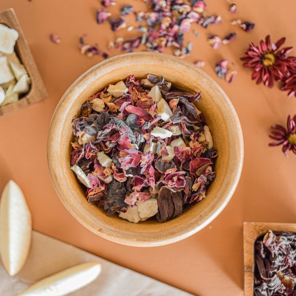 Rose Garden Tea - Foraging Herb Mix for Rabbits and Hamsters with Rose Petals, Apple, Banana, and Hibiscus