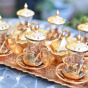 Türkische Premium-Gold-Teetassen mit Oberteilen, Leckereien und Tablett für 6 Personen