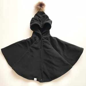 クラシックブラックカーシートポンチョ、カーシートカバー、キッズポンチョ、キッズウィンターポンチョ、カーシートコート、カーシートジャケット、キッズウィンターケープ