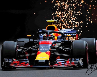 Puede incluir: Un coche de carreras de Fórmula 1 rojo, negro y amarillo con chispas volando detrás. El coche tiene las palabras "Citrix" y "Mobil 1" en el lateral.