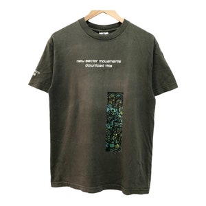 以下が含まれることがあります： 前面に「new sector movements download this」という白い文字がプリントされた濃い緑色のTシャツ。カラフルな抽象的なデザインのグラフィックが特徴です。