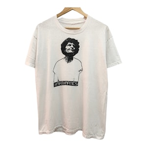 Könnte beinhalten: Weißes T-Shirt mit einer Schwarzweißillustration einer Person mit lockigem Haar und dem Wort "MATHEMATICS" unter dem Bild.