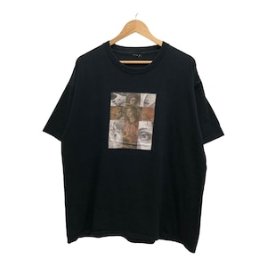 Puede incluir: Camiseta negra con un estampado gráfico de un collage de caras. Las caras son en tonos de marrón, blanco y negro.