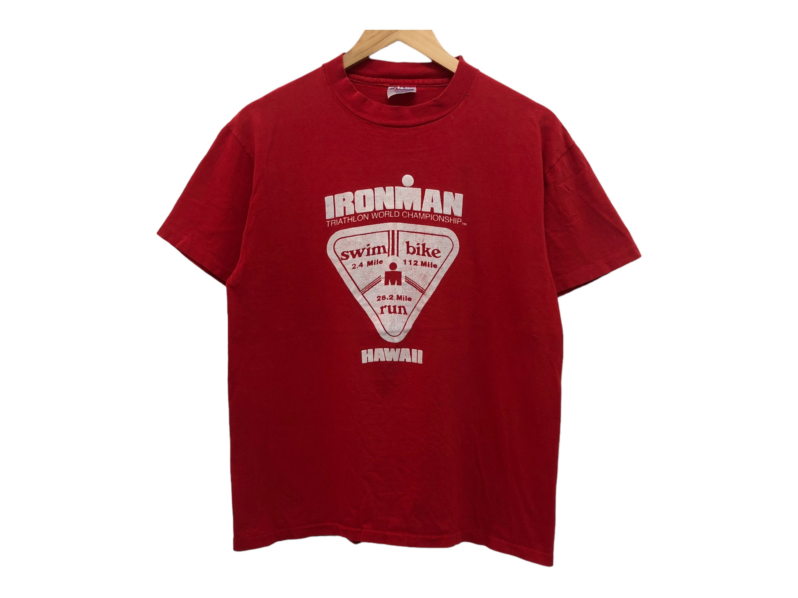 Womens Chicago Silhouette Marathon Runner T-Shirt Distressed 26.2 Womens Chicago Silhouette Marathon Runner T-Shirt Distressed 26.2