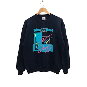 Könnte beinhalten: Ein marineblauer Sweatshirt mit einem grafischen Aufdruck einer Straßenszene und dem Text "Blue Note New York City" in bunten Buchstaben.