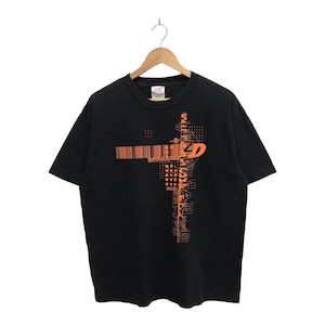 Może przedstawiać: Czarny T-shirt z pomarańczowo-białym nadrukiem graficznym przedstawiającym kod kreskowy, stylizowaną literę "D" oraz tekst "Unlimited", "Experience" i "Digital".
