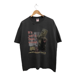 Puede incluir: Camiseta negra con un gráfico de un caballero con armadura y el texto "It's just a flesh wound..." y "Monty Python and the Holy Grail".