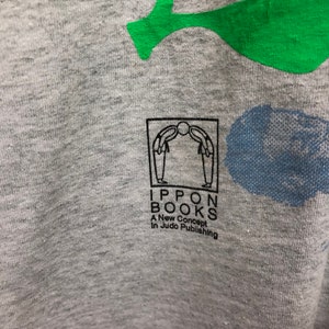 Vintage jaren 90 IPPON BOOKS een nieuw concept in judo publishing martial art magazine promo tee zeldzame grafische gemaakt in de VS single stitch t shirt afbeelding 5