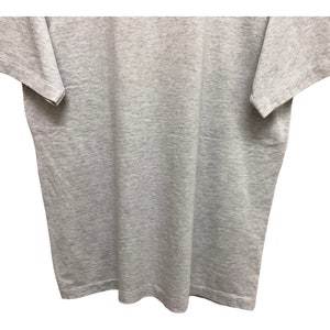 Op de afbeelding: Een effen grijs T-shirt met korte mouwen.
