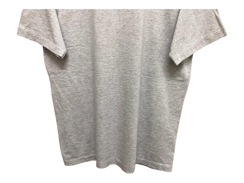 Op de afbeelding: Een effen grijs T-shirt met korte mouwen.