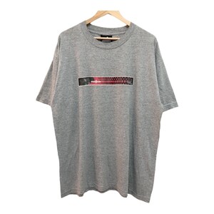 以下が含まれることがあります： グレーの半袖Tシャツで、赤と黒のグラフィックがプリントされています。グラフィックには「energy」と書いてあります。